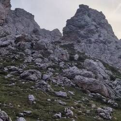 Ringsherum schroffe Felsen.