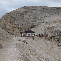 An der Pordoi-Scharte mit Hütte angekommen.
