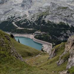 Der Fedaia-See vor der Marmolada.