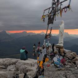 Das Gipfelkreuz des Piz Boé bei Sonnenaufgang.