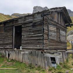 Eine alte verlassene Hütte.