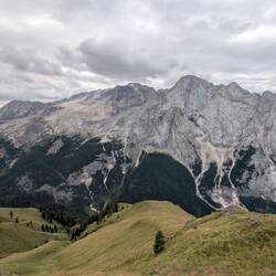 Jetzt ist die Marmolada ganz nah. Der Fedaia-See ist auch schon in Sicht.