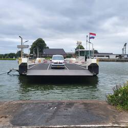Fähre Nr. 4 bringt uns von Bergen nach Vierlingsbeek.
