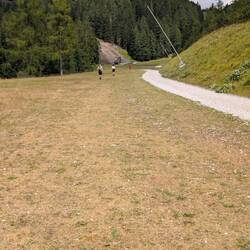 Und wieder eine Skipiste! Diesmal steil nach oben.