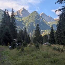 Die südlichen Dolomiten sind zunächst noch grüner.