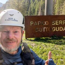 Eingang zur Sottoguda-Schlucht mit Helm! Das kann ja gefährlich werden!