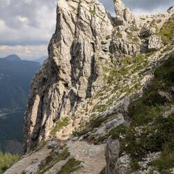 Die Felsen werden wieder rauher.