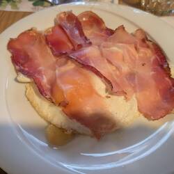 Hauptgang: Spiegelei, Tiroler Speck und Bratkartoffeln