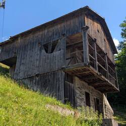 Ein altes Bauernhaus.