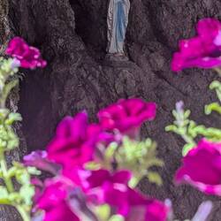 Madonna in einer Felsnische.