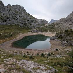 Rings um den See haben letzte Nacht ca. 10 Backpacker in kleinen Zelten übernachtet.