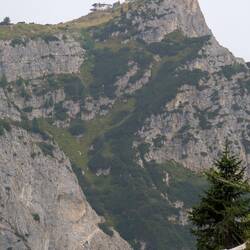 Oh, das Rifugio Tissi ist schon zu sehen. Wie ein Adlernest mit Blick auf die Civetta.