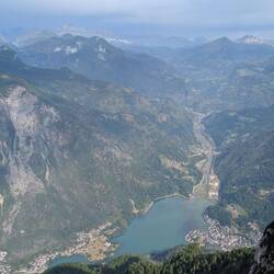 Mein Weg der letzten Tage: vom Piz Boé (hinten links) über den Alleghe-See hier hoch.