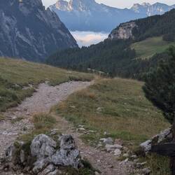 Das Tal ist noch in Wolken verhüllt.