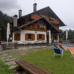 Das Rifugio San Sebastiano liegt direkt an der Straße des Passo Duran.