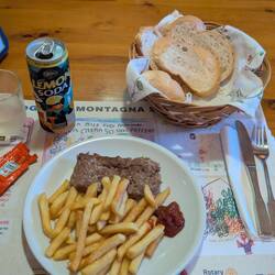 Mahlzeit mit Pastin e patatr fritte
