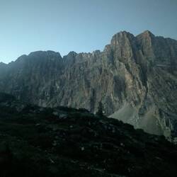 Die Civetta am vor Sonnenaufgang. Um diese Wand muss ich heute herum.