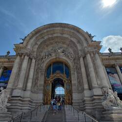 The dominating front entrance of the Petit Palais