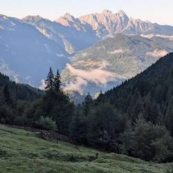 Die Berge sind schon in der Sonne. Ob das Wetter heute schön bleibt?
