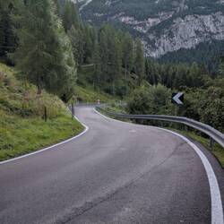 Der erste Teil verläuft entlang der Passstraße.