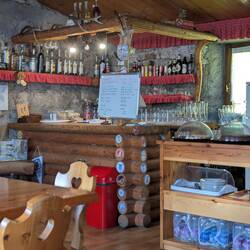 Schöne Bar in der Steinhütte.