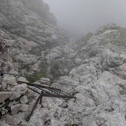 Jetzt geht's ca. 600 hm steil bergab. Vielleicht ist der Nebel ja ganz gut.