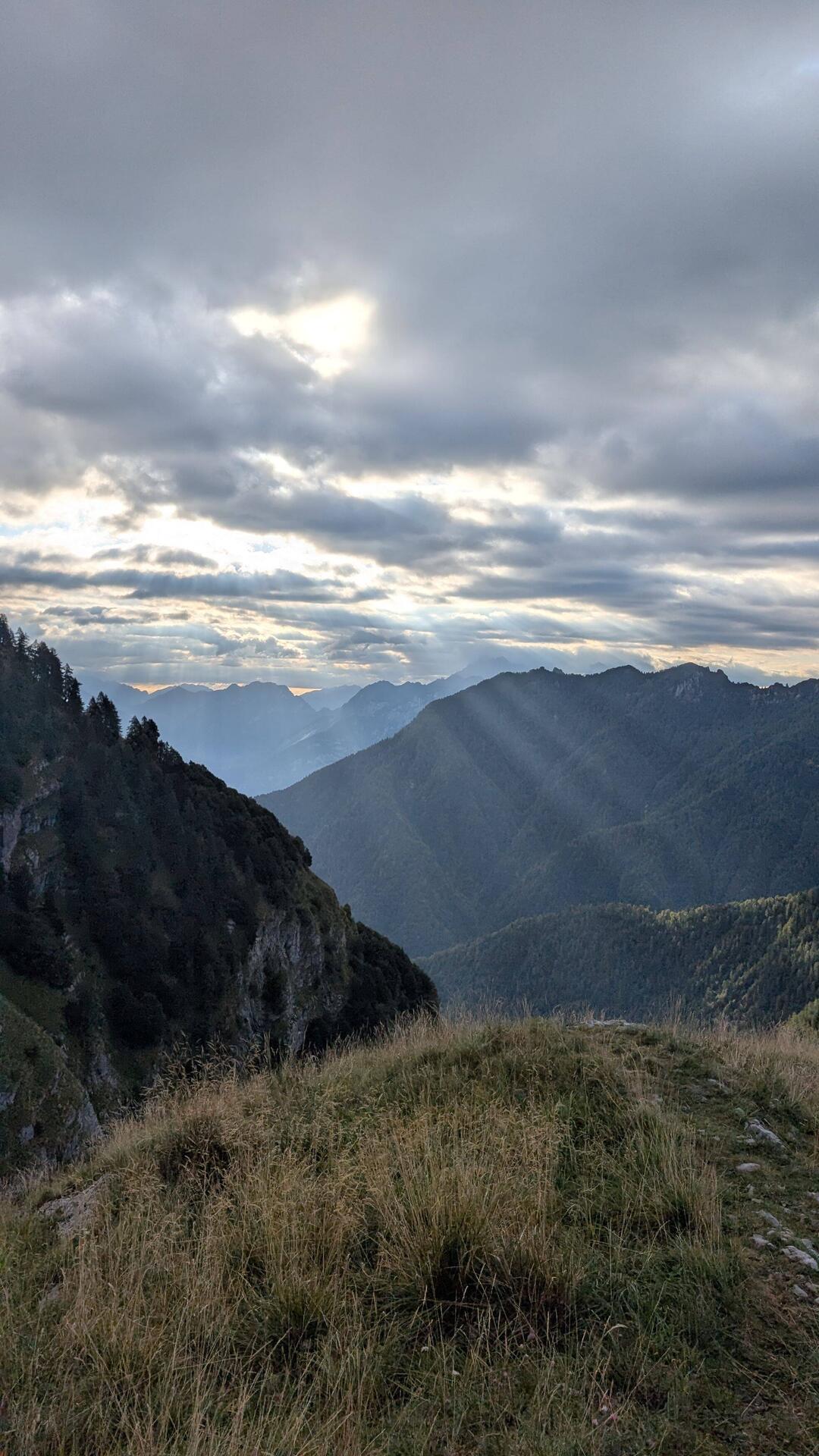 Die Morgensonne reißt die Wolken auf.