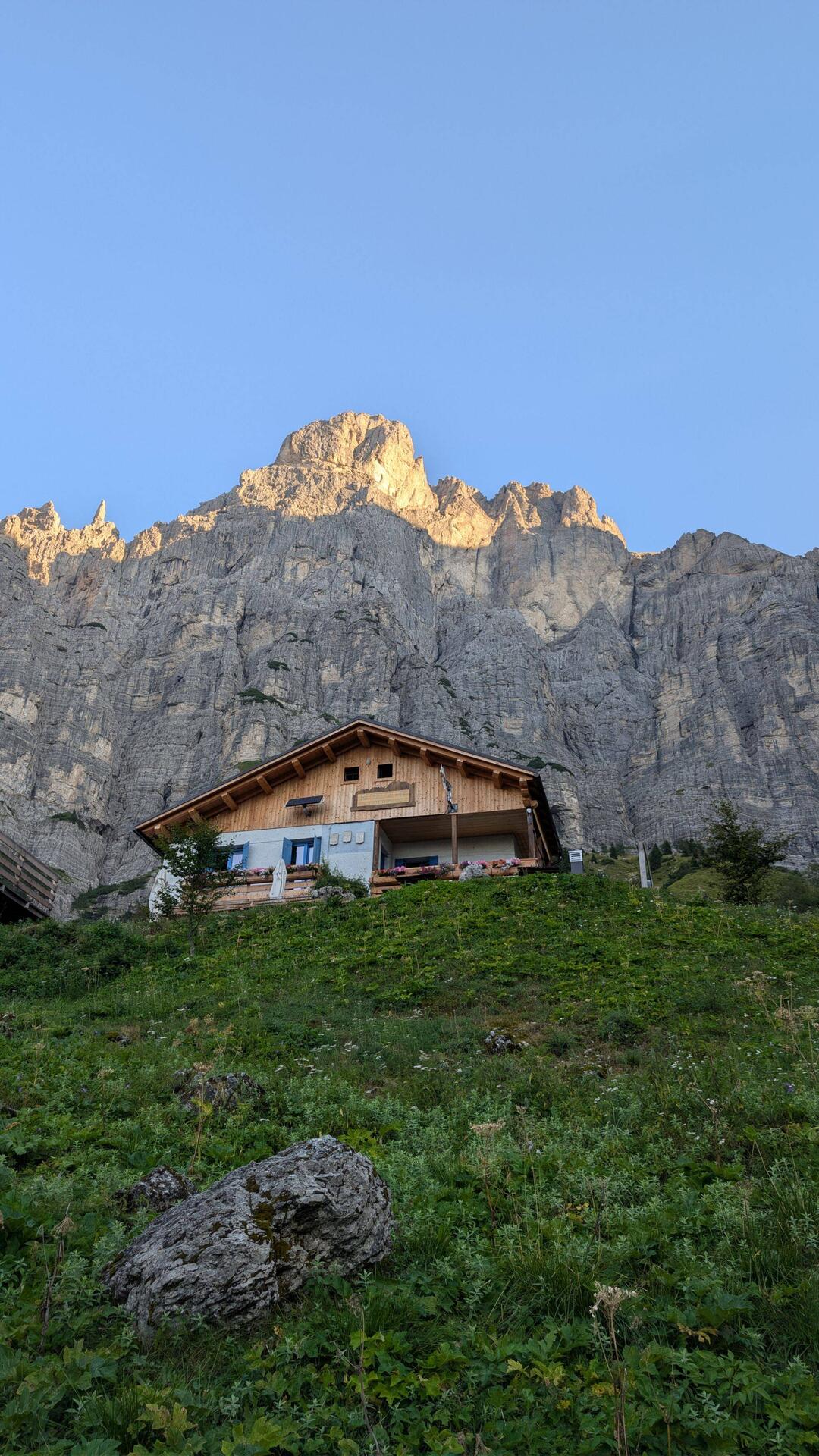 Das Rifugio 7° Alpini in der Morgensonne.
