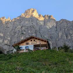 Das Rifugio 7° Alpini in der Morgensonne.