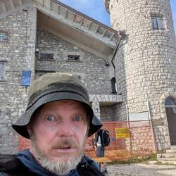 Das war mein konditionelles Limit! Aber ich bin endlich oben in der letzten Hütte.