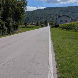 Es geht entlang der Straße weiter. Ein ebener Untergrund tut auch mal gut.