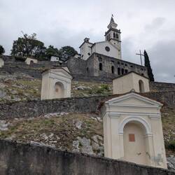 Vorbei an der Kirche San Francesco mit Kreuzweg.