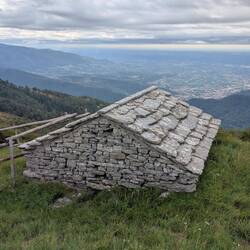 Eine Hütte komplett aus Stein.