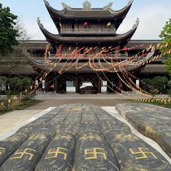 Tam Quan Gate: the grand entrance for most tourists coming across the lake.