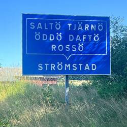 Sehr pragmatisches Strassenschild finde ich. Einfach alle Richtung Strömstad.