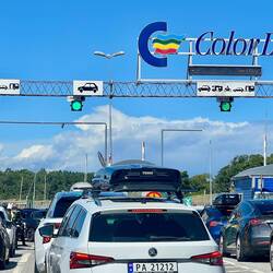 Allein unter Autos