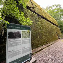 Bunker gesprengt, nur ein Riss