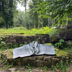 Graf von Stauffenberg (1907-1944) Gedächtnistafel vor der Lagebesprechungsbaracke