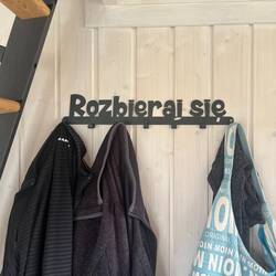 „Willkommen, mach es dir bequem und häng deine Jacke auf“, wörtlich: "Zieh Dich aus"