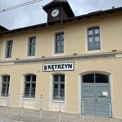 Ausflug: Bahnhof Kętrzyn (Rastenburg), der graue Steifen verweist auf ostpreußische Zeiten