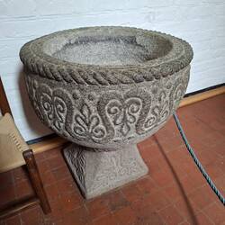 Ein besonders schöner, romanischer Taufstein