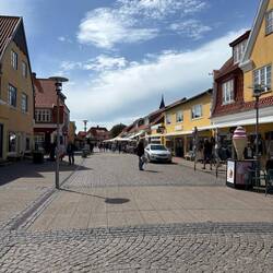 Fussgängerzone mit vielen Cafés und Geschäften