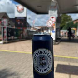 Bier an der Tanke im Dorf
