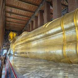 Der berühmte liegende Buddha (46m lang und 16m hoch)