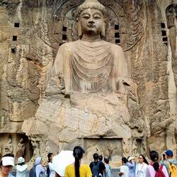 ... mit der über 17 m hohen Buddha-Statue ...
