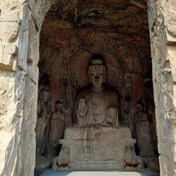 Über 100'000 Statuen von 2 cm - 17 m sind in den Stein gemeisselt!