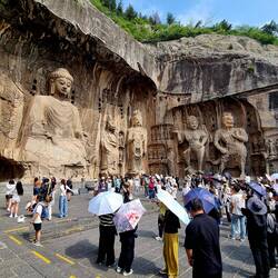 ... eindrucksvollen Fengxian-Tempel ...