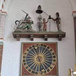 Die Wanduhr hinten mit Georg, dem Drachentöter