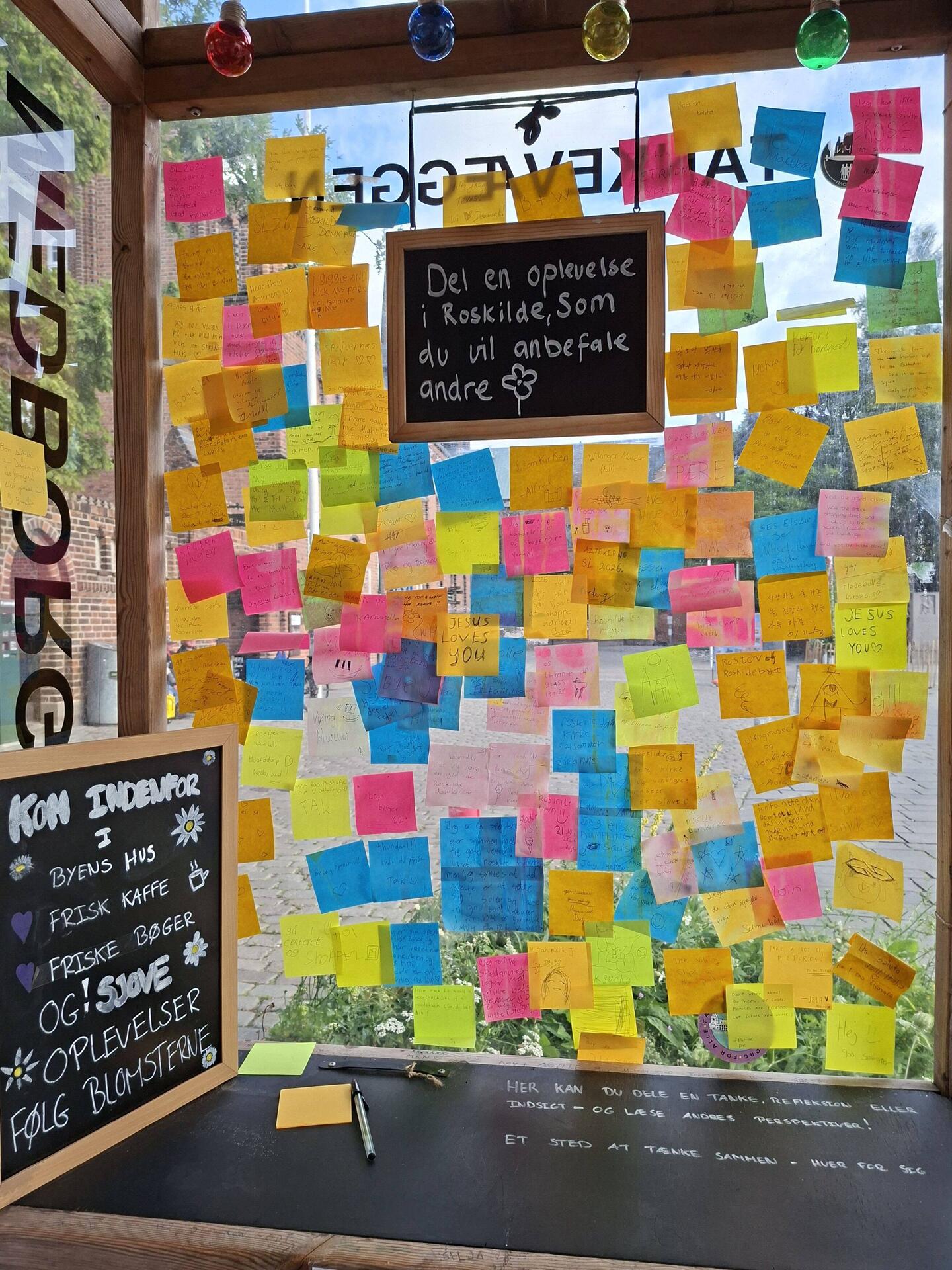 Dankezettel-Wand auf dem Marktplatz vor dem Bürgerhaus - in Sichtweite des Doms