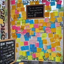 Dankezettel-Wand auf dem Marktplatz vor dem Bürgerhaus - in Sichtweite des Doms